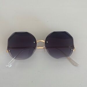 large roundish sunnies!!